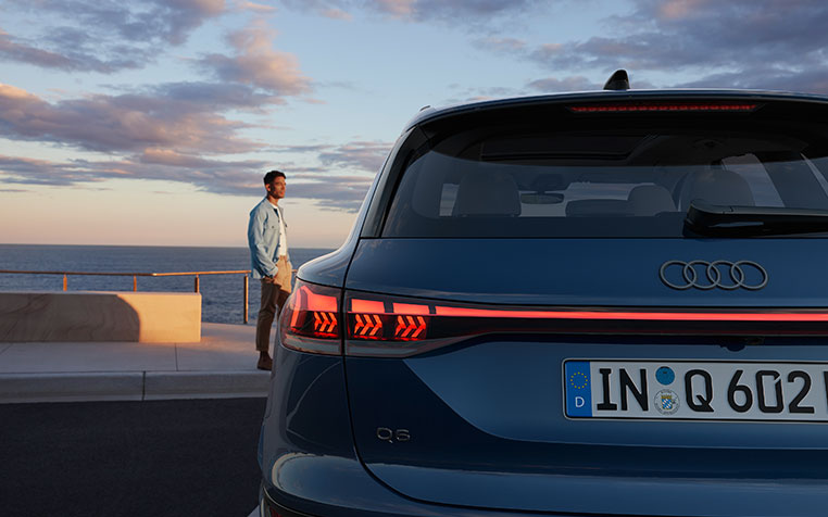 Audi Q6 e-tron von hinten. 