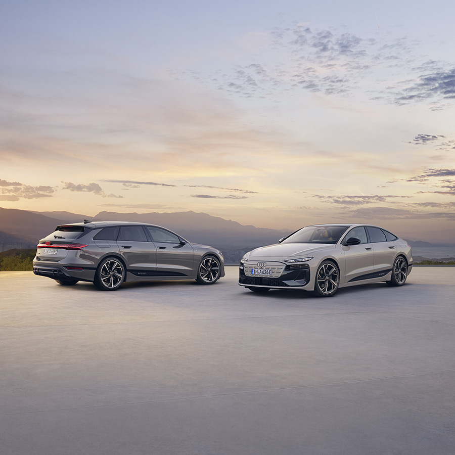 Zwei Audi A6 e-tron in Beige grau von vorne und hinten