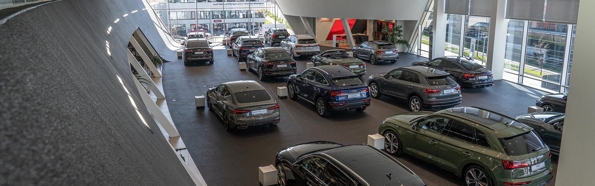 Ein Fahrzeughaus vom Audi Zentrum Stuttgart in der Innenansicht.