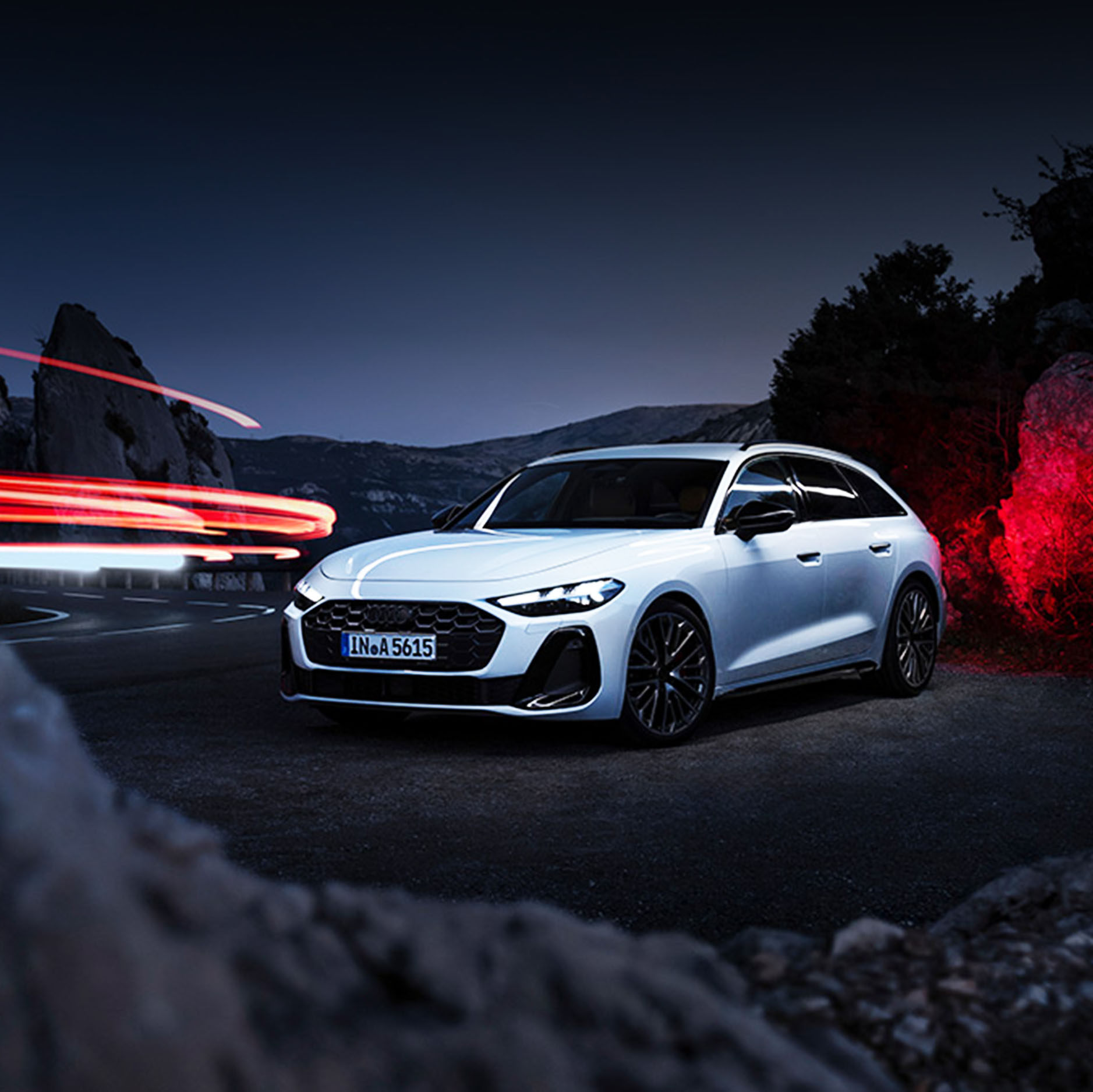 Ein Audi in wei&szlig; in einer dunklen Stra&szlig;enumgebung