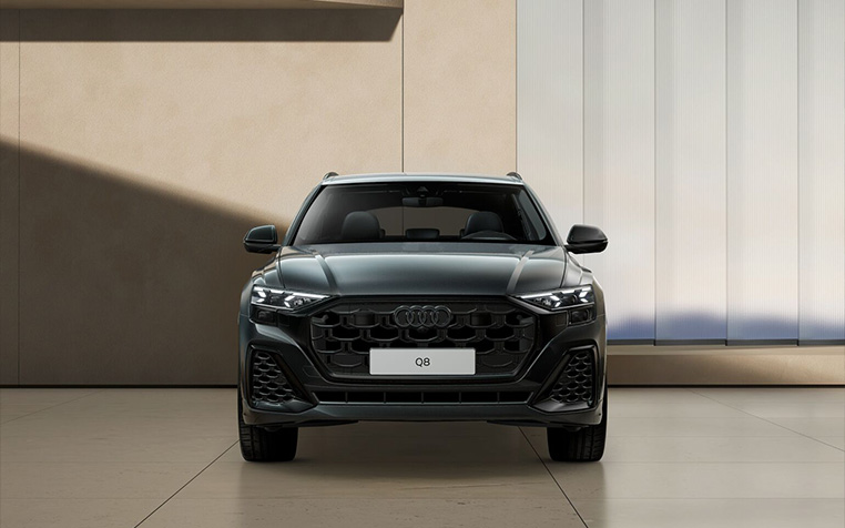 Audi Q8 TFSI e in Daytonagrau Perleffekt in einer Unterf&uuml;hrung
