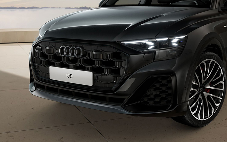 Audi Q8 TFSI e in Daytonagrau Perleffekt von vorne
