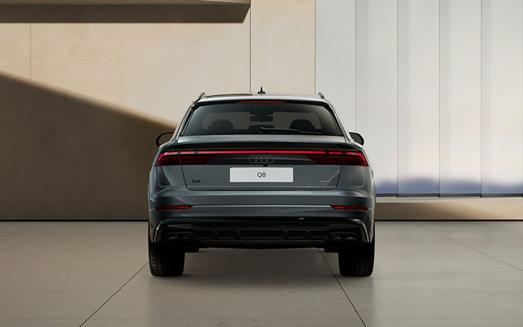 Audi Q8 TFSI e in Daytonagrau Perleffekt von hinten