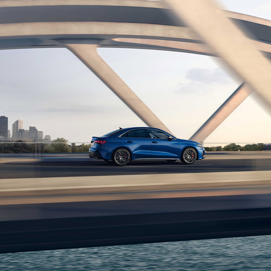 Die Audi S3 Limousine f&auml;hrt auf Br&uuml;cke