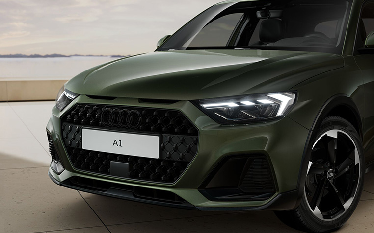 Audi A1 allstreet in Distriktgr&uuml;n Metallic Scheinwerfer