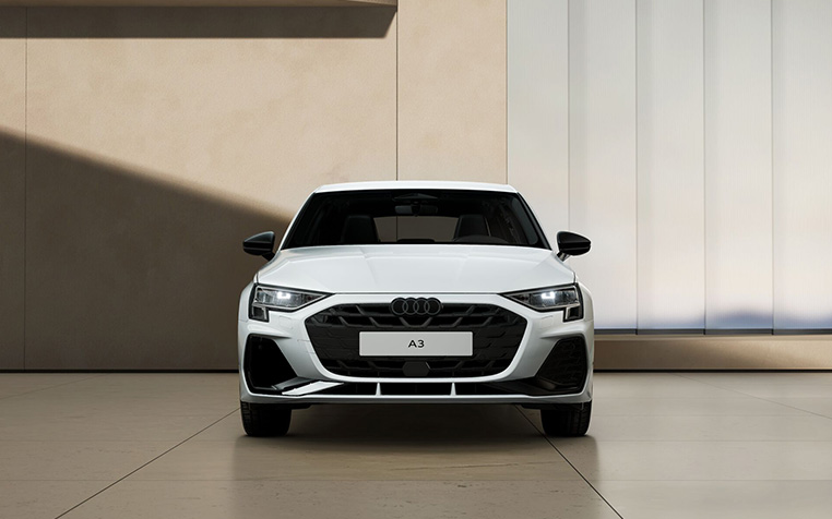 Ein Audi A3 Sportback TFSI e in Gletscherwei&szlig; Metallic vor beiger Wand