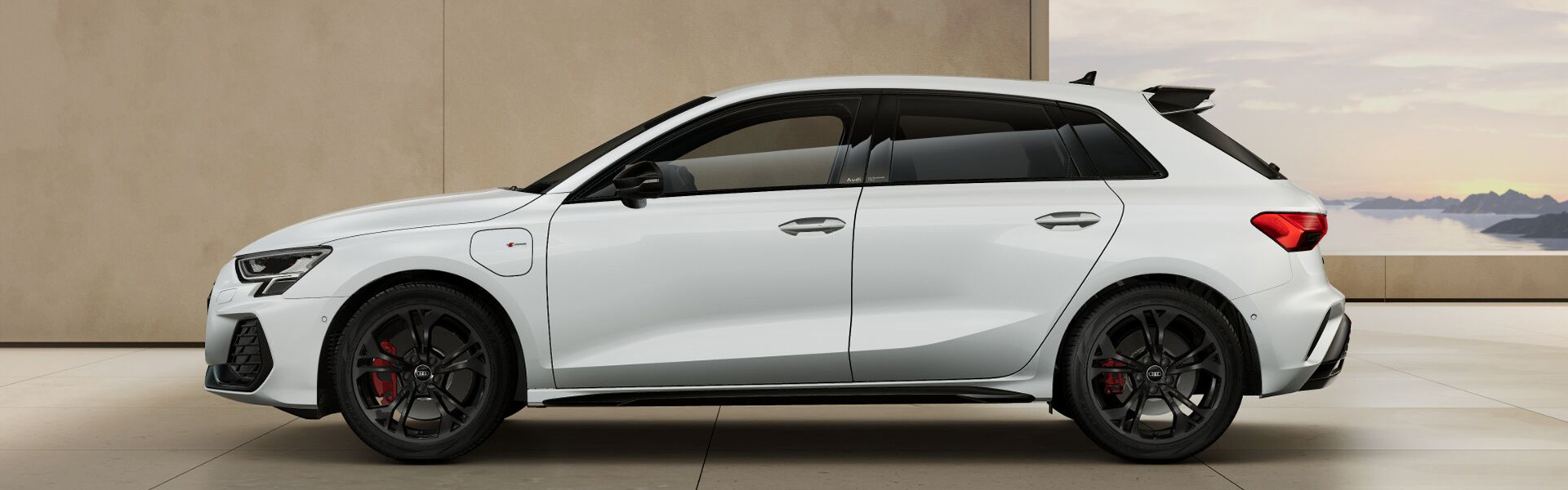 Der Audi A3 Sportsback TFSI e in Gletscherwei&szlig; Metallic seitlich in Geb&auml;ude