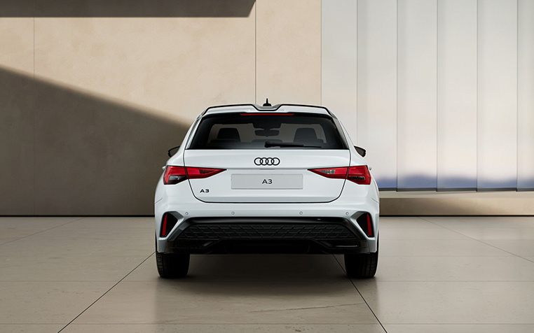 Ein wei&szlig;er Audi A3 Sportback TFSI e in der Heckansicht