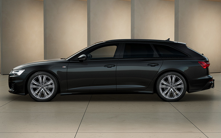 schwarzer Audi A6 Avant seitlich vor beiger Wand