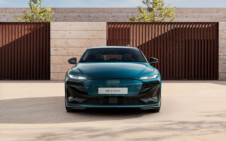 Audi A6 Avant e-tron in Malpeloblau Metallic Frontansicht in Hofeinfahrt 