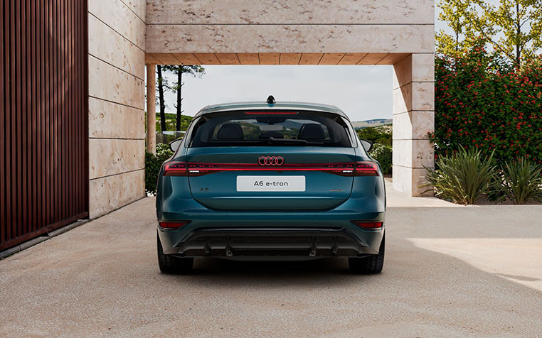 Audi A6 Avant e-tron in Malpeloblau Metallic Heckansicht