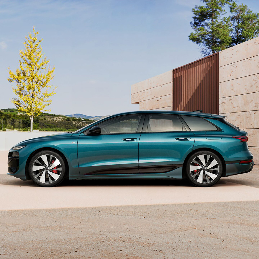 Audi A6 Avant e-tron in Malpeloblau Metallic seitlich in Hauseinfahrt 