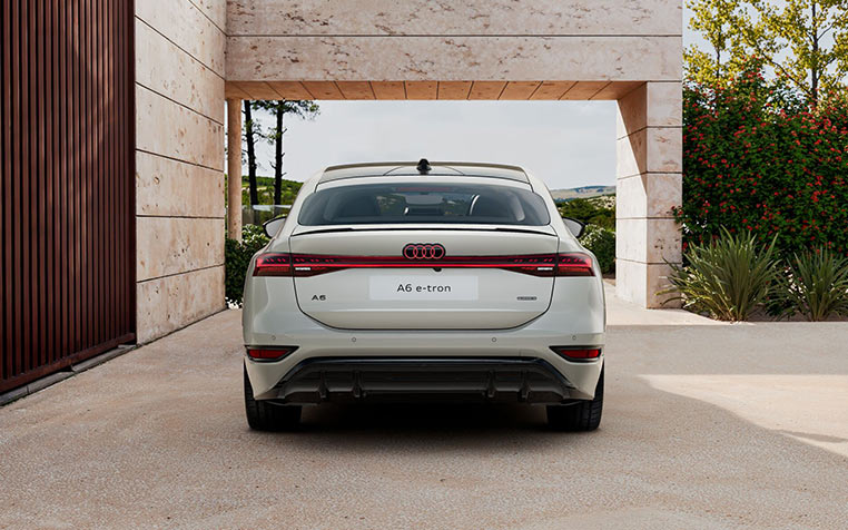 Heck eines Audi A6 Sportback e-tron in Siambeige Metallic