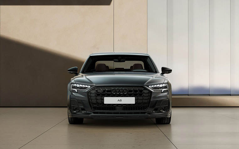 Audi A8 in Daytonagrau Perleffekt von vorne. 