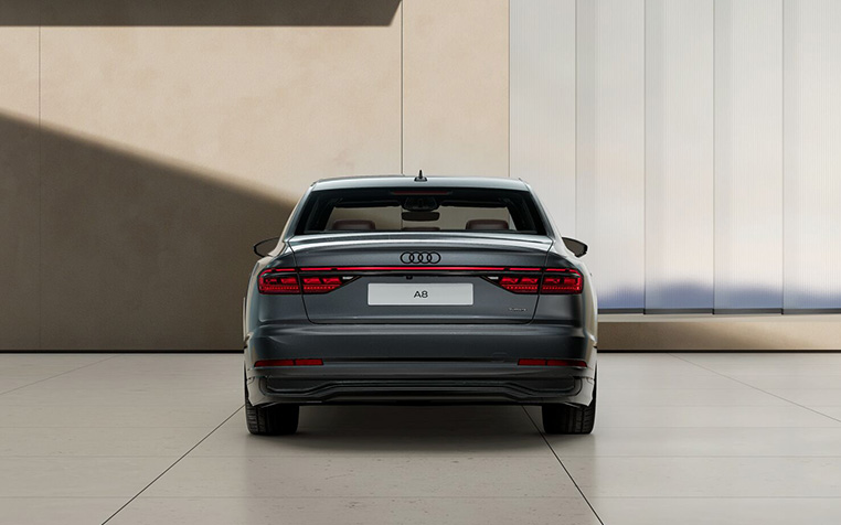 Audi A8 in Daytonagrau Perleffekt von hinten. 