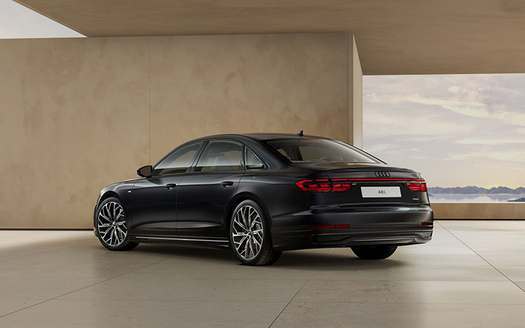 Audi A8 L in Sebringschwarz Kristalleffekt Heckansicht. 