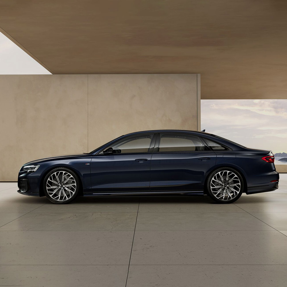 Audi A8L in Heckansicht in Firmamentblau Metallic. 
