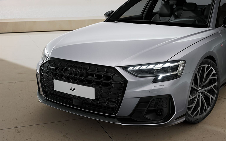 Audi A8 TFSI e in Florettsilber Metallic von vorne.