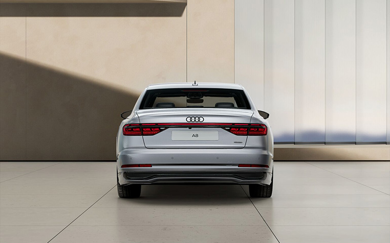 Audi A8 TFSI e in Florettsilber Metallic von hinten. 