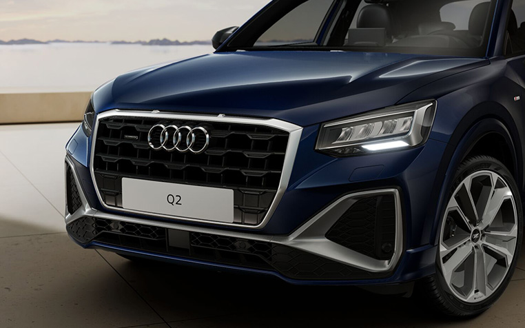 Die Front des Audi Q2 in Navarrablau Metallic 