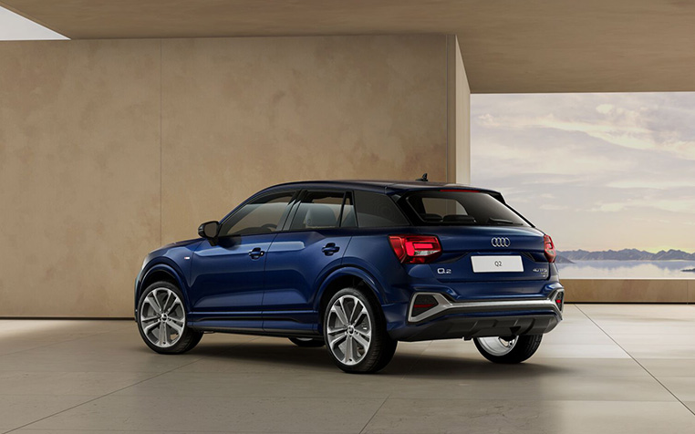 Audi Q2 in Navarrablau Metallic in der Heckansicht