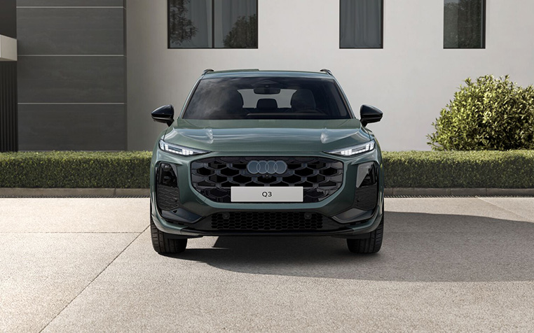 Ein Audi Q3 SUV e-hybrid in Salbeigr&uuml;n Metallic in der Frontansicht