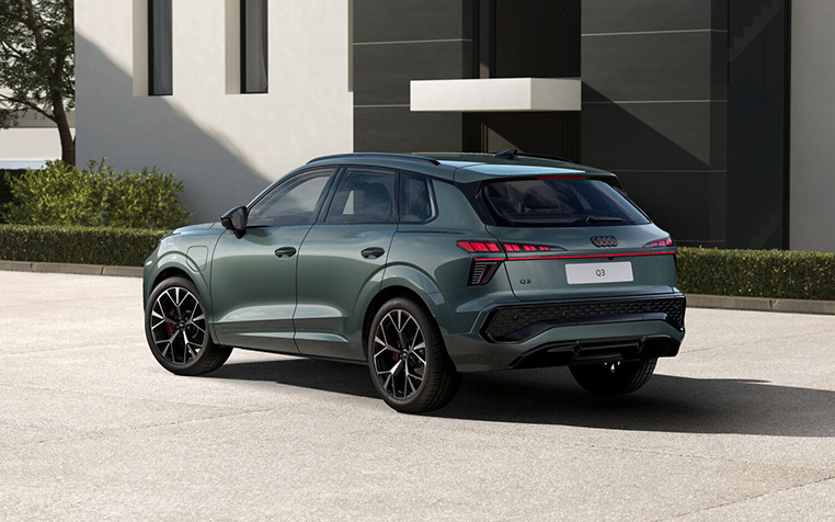 Ein Audi Q3 SUV e-hybrid in Salbeigr&uuml;n Metallic in der Heckansicht