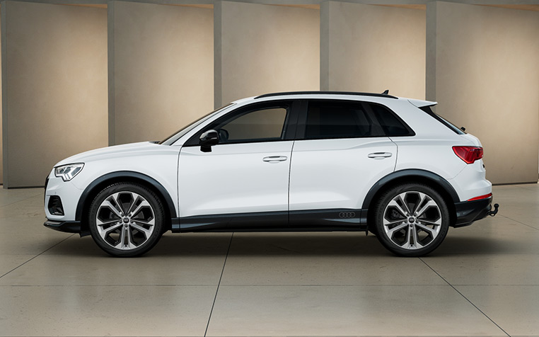Wei&szlig;er Audi Q3 seitlich vor beiger Wand