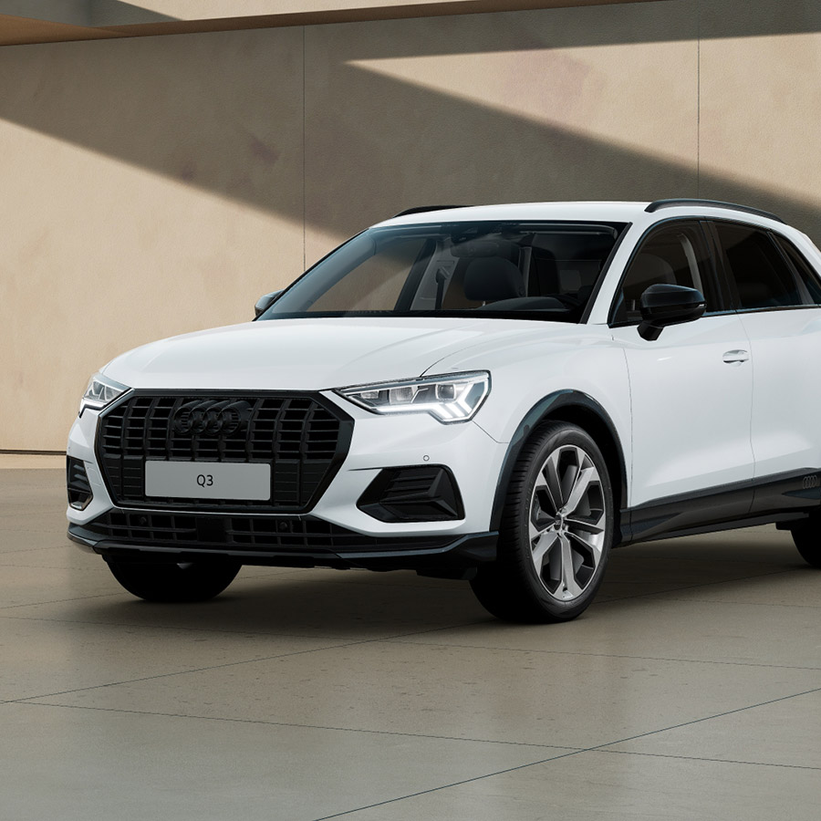 Ein wei&szlig;er Audi Q3 Front vor beiger Wand