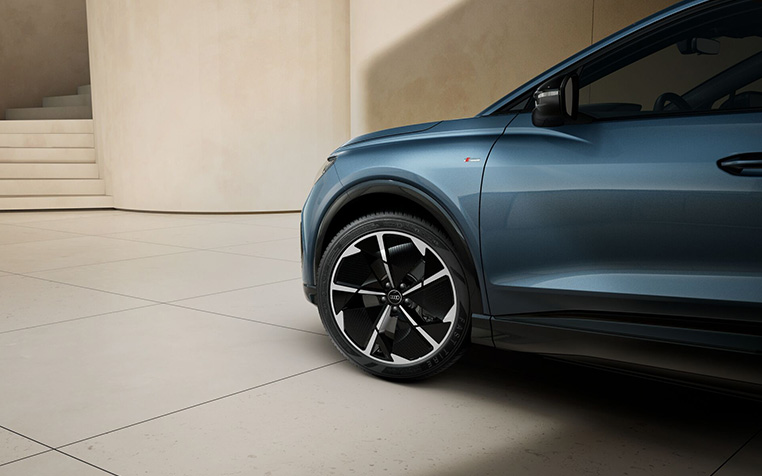 Audi Q4 Sportback e-tron in Geysirblau Metallic Felge