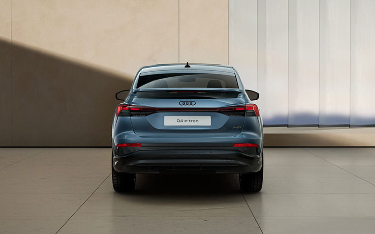 Audi Q4 Sportback e-tron in Geysirblau Metallic Heck