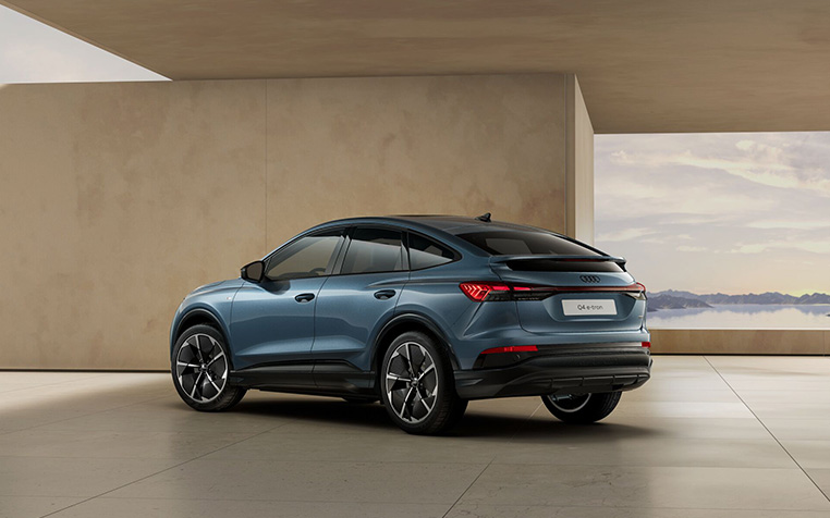 Audi Q4 Sportback e-tron in Geysirblau Metallic seitliches Heck