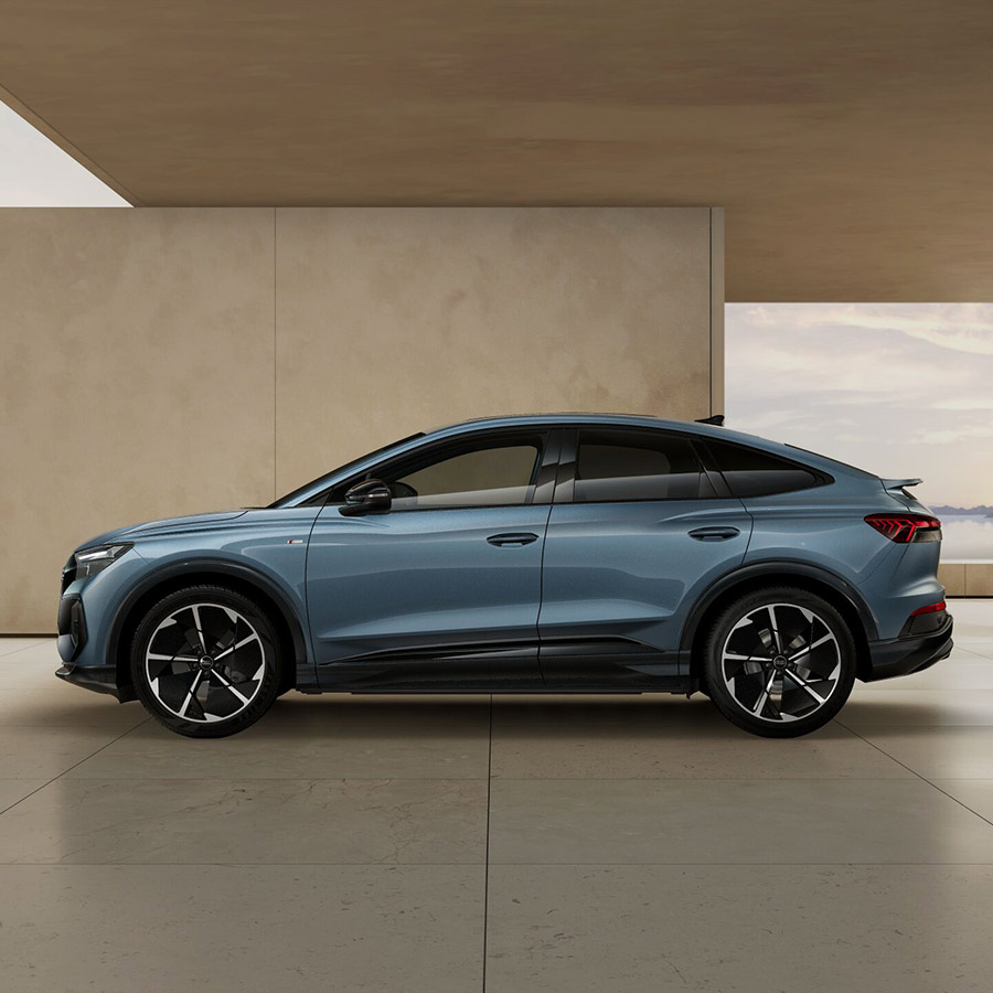 Audi Q4 Sportback e-tron in Geysirblau Metallic seitlich
