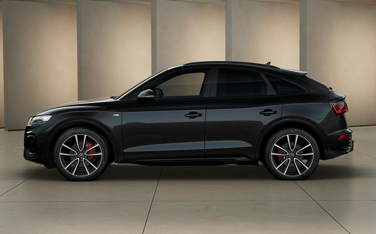 Schwarzer Audi Q5 Sportback seitlich