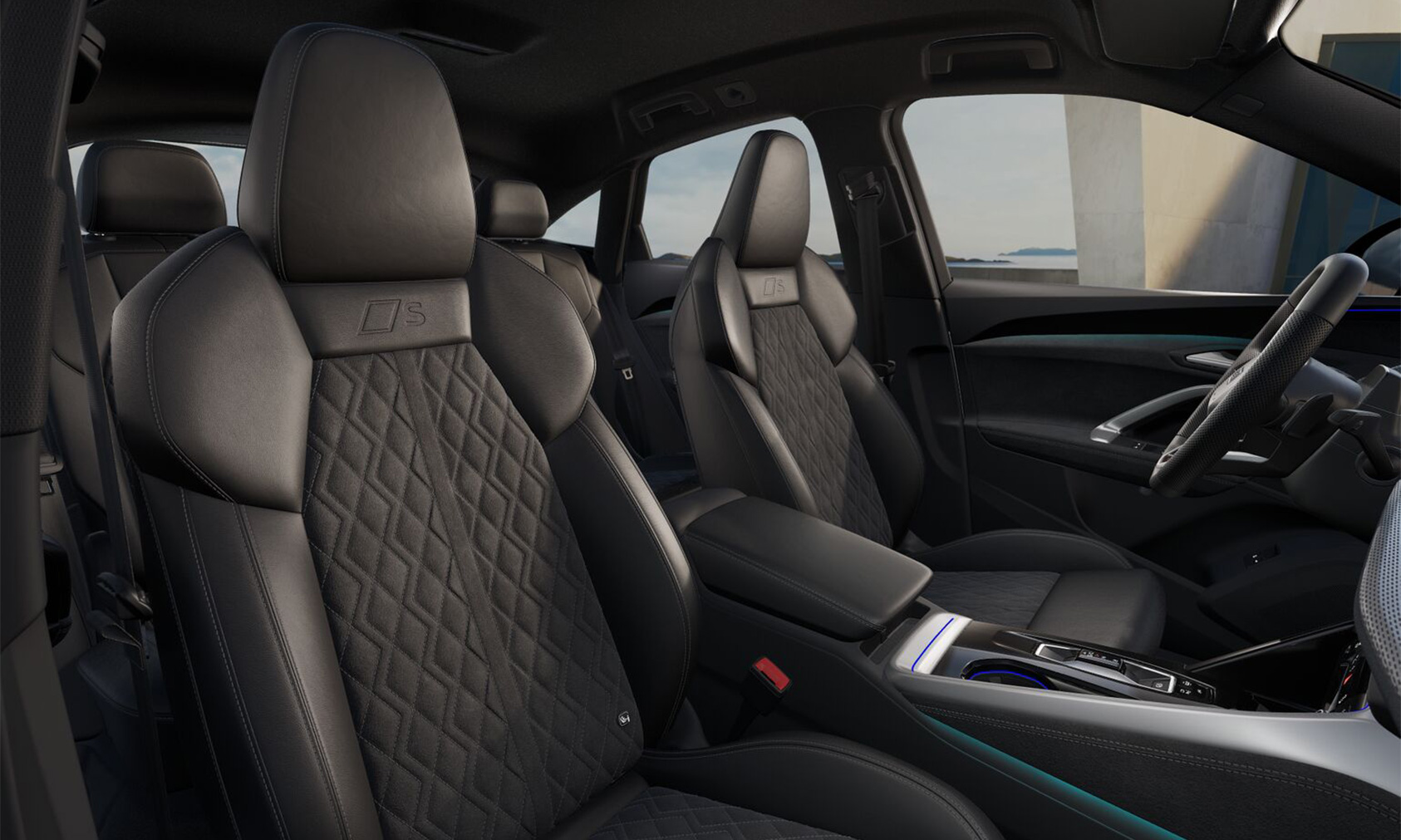 Der Innenraum in der Totalen des Audi Q5 SUV e-hybrid - tief schwarz