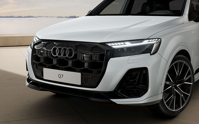 Ein Audi Q7 SUV im Gletscherwei&szlig; Metallic von vorne. 