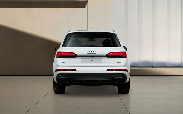 Ein Audi Q7 SUV im Gletscherwei&szlig; Metallic von der Seite.