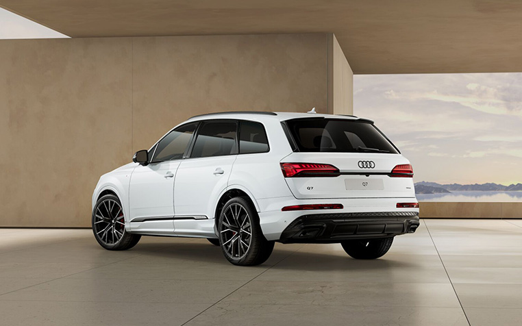 Ein Audi Q7 SUV im Gletscherwei&szlig; Metallic von hinten. 
