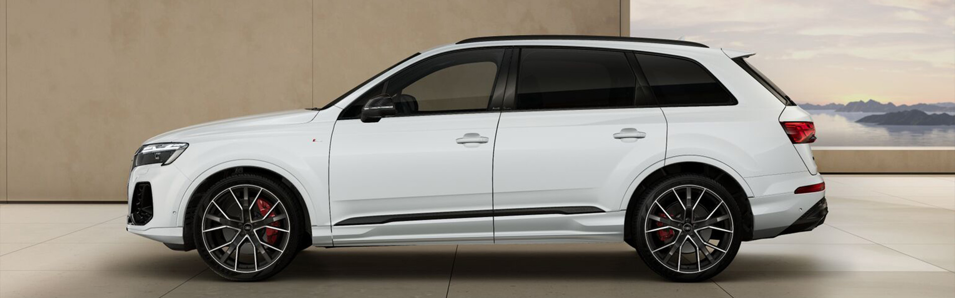 Ein Audi Q7 SUV im Gletscherwei&szlig; Metallic von der Seite.