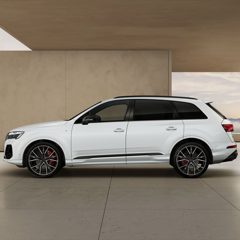 Ein Audi Q7 SUV im Gletscherwei&szlig; Metallic von der Seite.