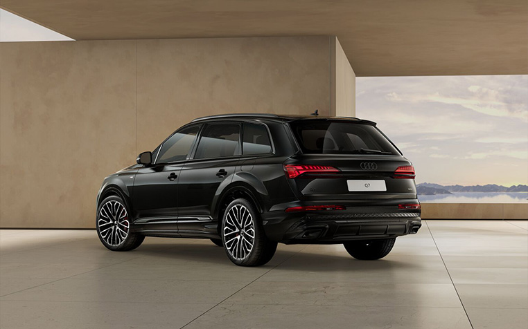 Ein Audi Q7 SUV Mythosschwarz Metallic von hinten. 