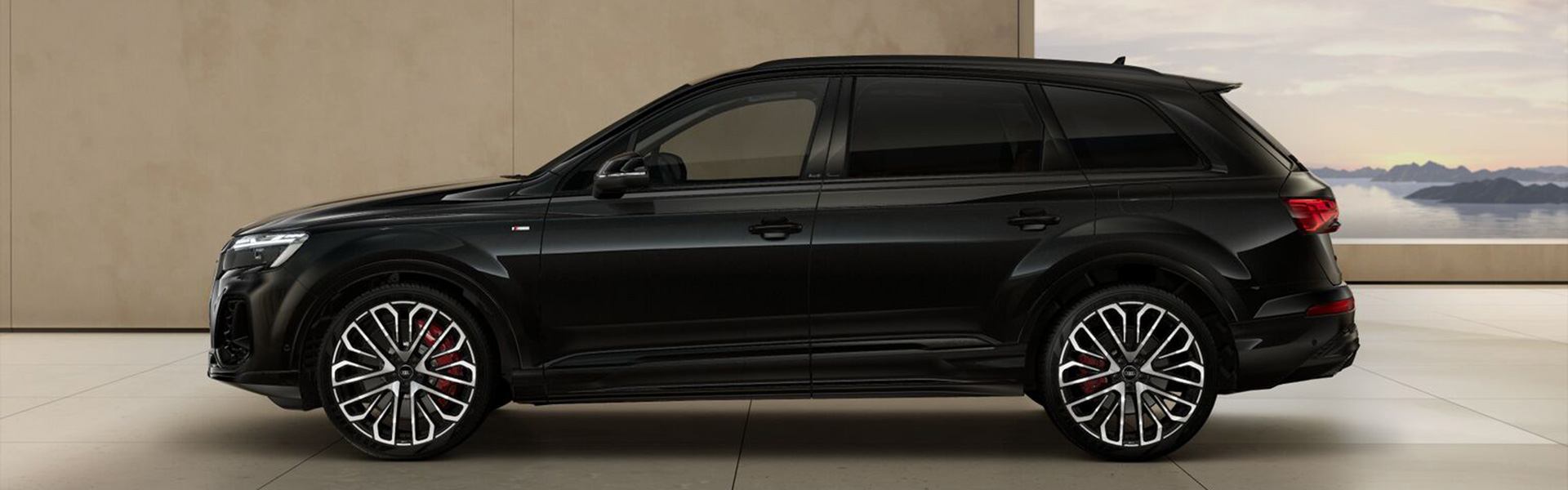Ein Audi Q7 SUV Mythosschwarz Metallic von der Seite. 
