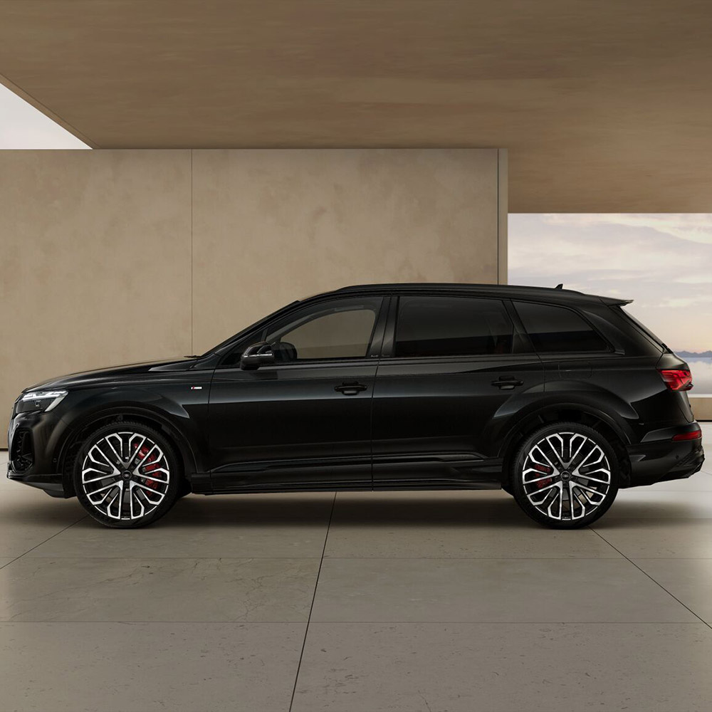 Ein Audi Q7 SUV Mythosschwarz Metallic von der Seite. 