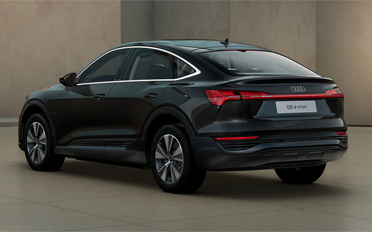 Heckansicht von einem  Audi Q8  Sportback e-tron 