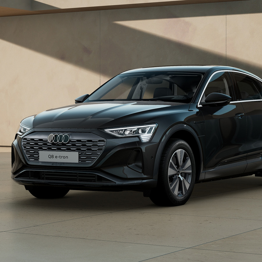Audi Q8 Sportback e-tron in Mythosschwarz Metallic Front
