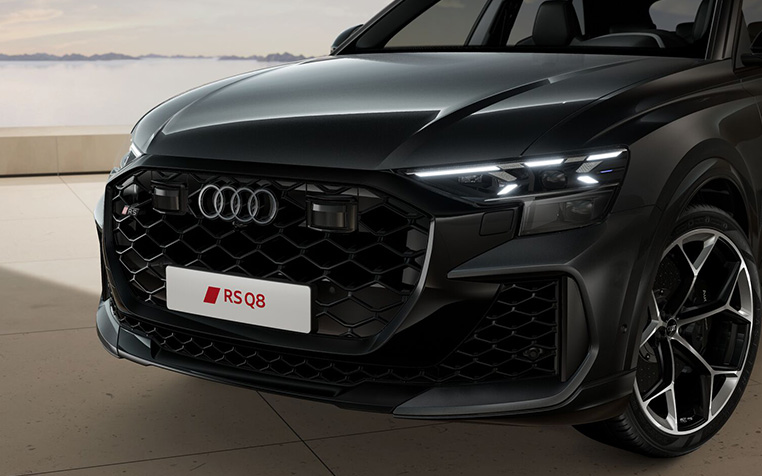 Ein Audi RS Q8 performance in Daytonagrau Perleffekt von vorne. 