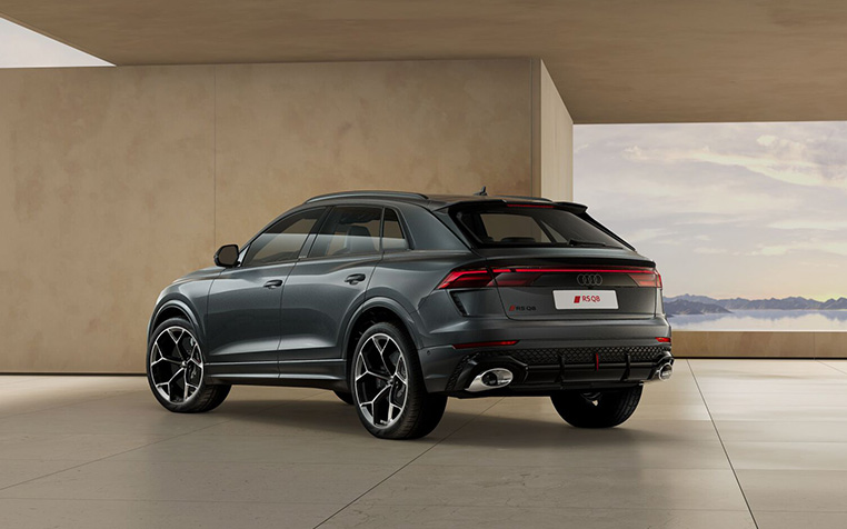 Ein Audi RS Q8 performance in Daytonagrau Perleffekt. 