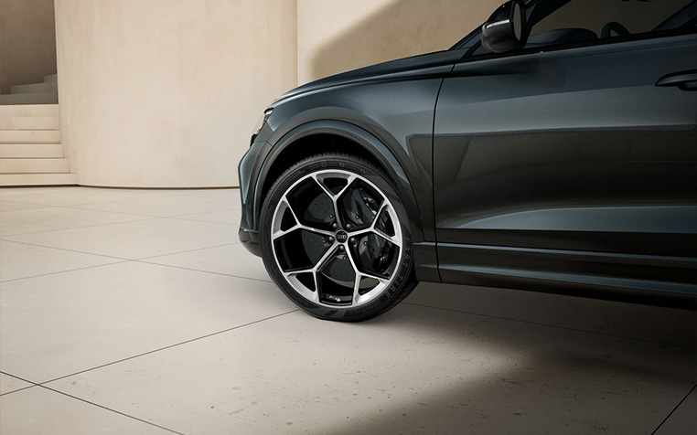 Reifen eines Audi RS Q8 performance in Daytonagrau Perleffekt. 