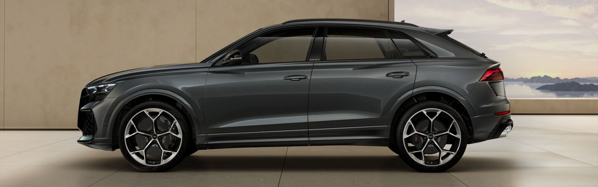 Ein Audi RS Q8 performance in Daytonagrau Perleffekt. 