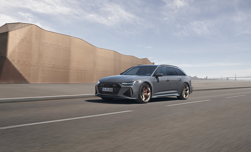 Audi RS 6 Avant Frontansicht f&auml;hrt auf Stra&szlig;e
